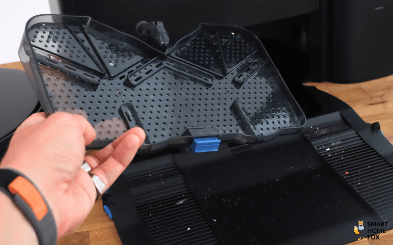 Die ECOVACS DEEBOT T30S COMBO COMPLETE Service Station wird gewartet.